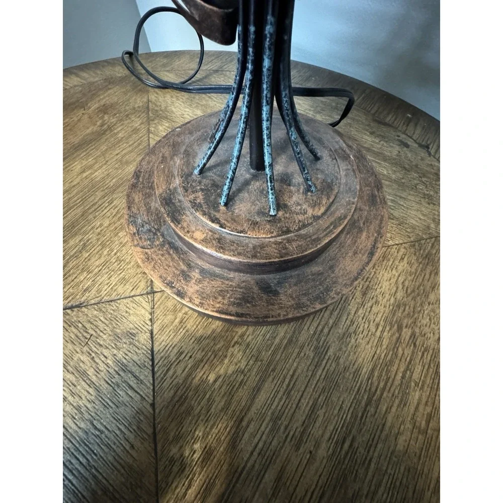 Vintage floral rose table lamp. Stunning. lamp shade.‎ bronze color